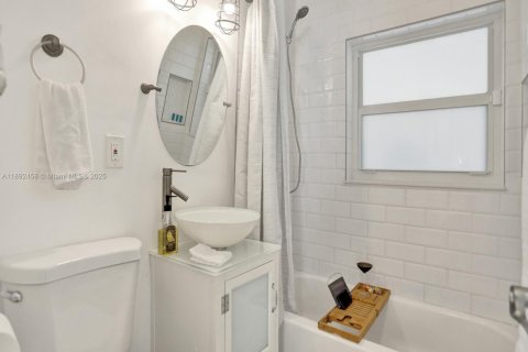 House in Fort Lauderdale, Florida 2 bedrooms, 91.42 sq.m. № 2013793 - photo 15