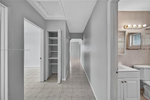 Casa en venta en Miami, Florida, 3 dormitorios, 92.16 m2 № 1922277 - foto 23