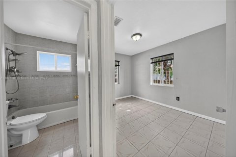 Casa en venta en Miami, Florida, 3 dormitorios, 92.16 m2 № 1922277 - foto 18
