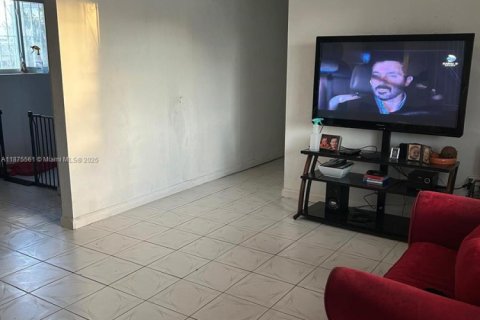 Casa en venta en Miami, Florida, 3 dormitorios, 92.16 m2 № 1922277 - foto 4