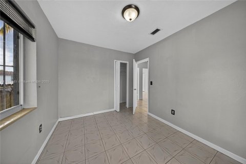 Casa en venta en Miami, Florida, 3 dormitorios, 92.16 m2 № 1922277 - foto 22