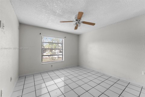 House in Miami, Florida 3 bedrooms, 161.93 sq.m. № 2001580 - photo 20
