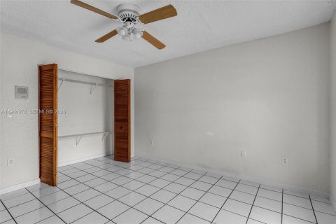 House in Miami, Florida 3 bedrooms, 161.93 sq.m. № 2001580 - photo 27