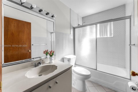 House in Miami, Florida 3 bedrooms, 161.93 sq.m. № 2001580 - photo 19