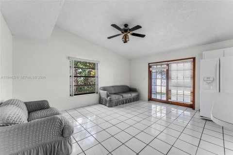House in Miami, Florida 3 bedrooms, 161.93 sq.m. № 2001580 - photo 9