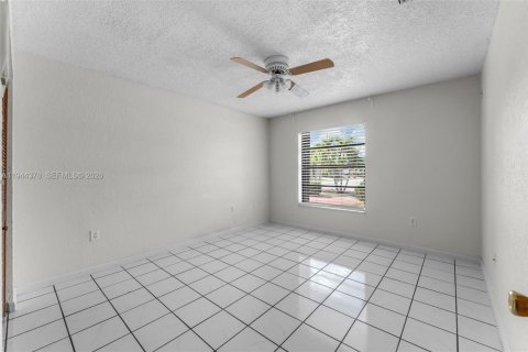 House in Miami, Florida 3 bedrooms, 161.93 sq.m. № 2001580 - photo 17