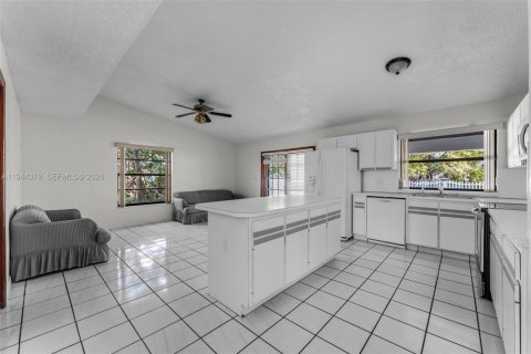 House in Miami, Florida 3 bedrooms, 161.93 sq.m. № 2001580 - photo 10