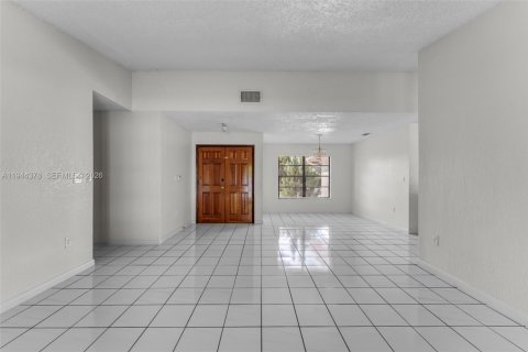House in Miami, Florida 3 bedrooms, 161.93 sq.m. № 2001580 - photo 6