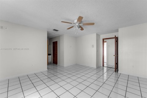 House in Miami, Florida 3 bedrooms, 161.93 sq.m. № 2001580 - photo 22