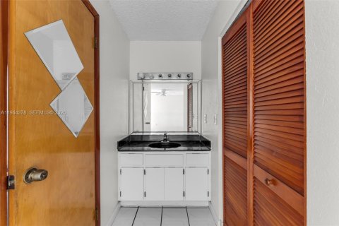 House in Miami, Florida 3 bedrooms, 161.93 sq.m. № 2001580 - photo 23