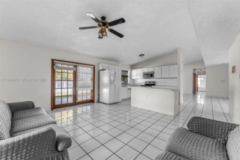 House in Miami, Florida 3 bedrooms, 161.93 sq.m. № 2001580 - photo 8