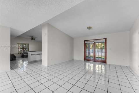House in Miami, Florida 3 bedrooms, 161.93 sq.m. № 2001580 - photo 5