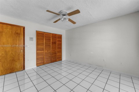 House in Miami, Florida 3 bedrooms, 161.93 sq.m. № 2001580 - photo 18