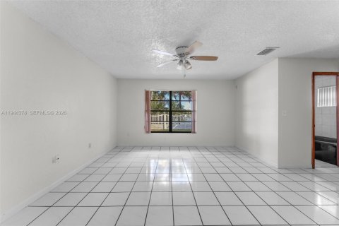 House in Miami, Florida 3 bedrooms, 161.93 sq.m. № 2001580 - photo 13