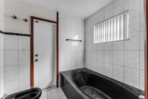 House in Miami, Florida 3 bedrooms, 161.93 sq.m. № 2001580 - photo 16