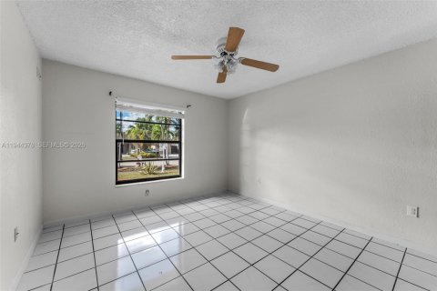 House in Miami, Florida 3 bedrooms, 161.93 sq.m. № 2001580 - photo 25