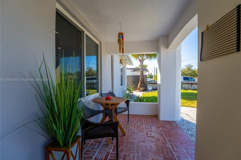 Casa en venta en Dania Beach, Florida, 3 dormitorios, 153.94 m2 № 1981884 - foto 4