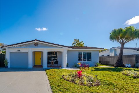 Casa en venta en Dania Beach, Florida, 3 dormitorios, 153.94 m2 № 1981884 - foto 1