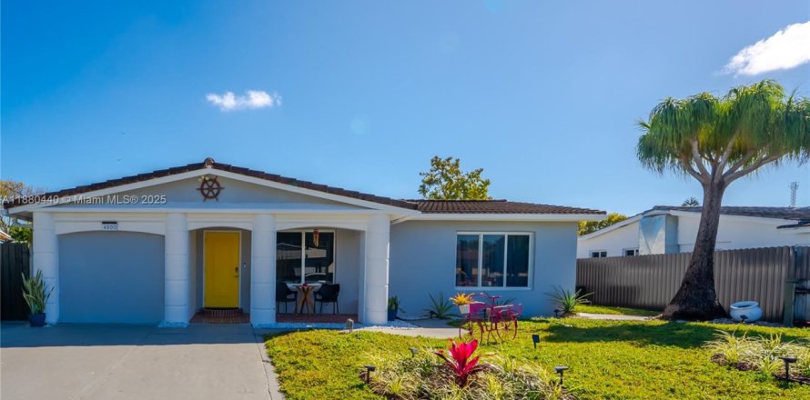 Casa en Dania Beach, Florida 3 dormitorios, 153.94 m2 № 1981884