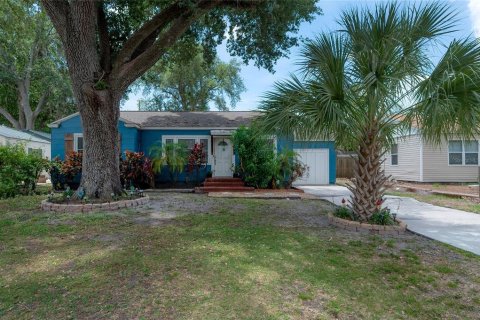 House in Tampa, Florida 3 bedrooms, 119.84 sq.m. № 2120331