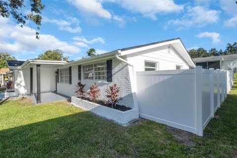 House in New Port Richey, Florida 3 bedrooms, 123.1 sq.m. № 1919460 - photo 5