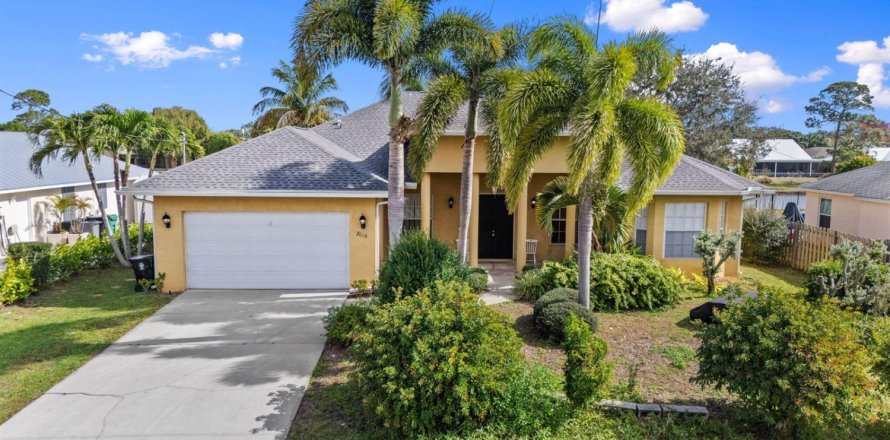 House in Port St. Lucie, Florida 5 bedrooms, 232.07 sq.m. № 2086976