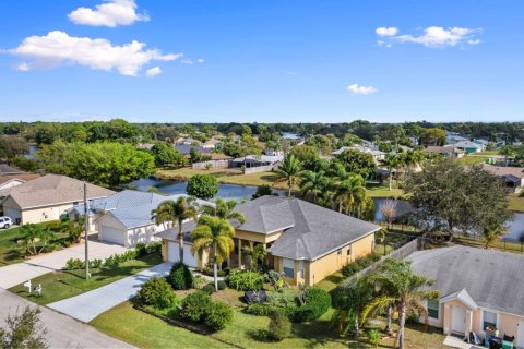 House in Port St. Lucie, Florida 5 bedrooms, 232.07 sq.m. № 2086976 - photo 10