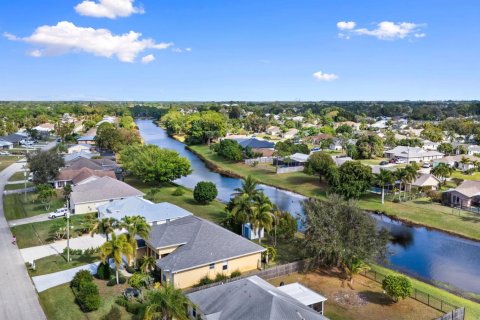 House in Port St. Lucie, Florida 5 bedrooms, 232.07 sq.m. № 2086976 - photo 8