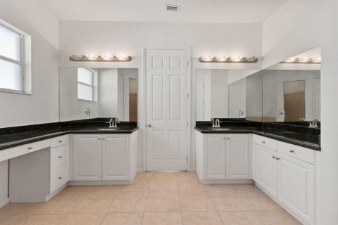 House in Port St. Lucie, Florida 5 bedrooms, 232.07 sq.m. № 2086976 - photo 29