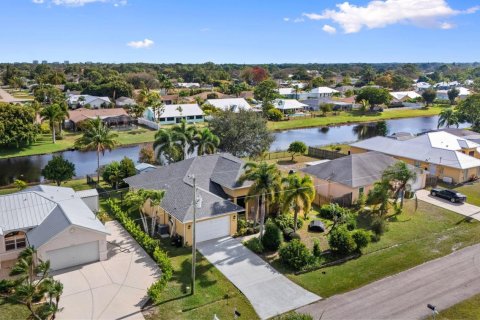 House in Port St. Lucie, Florida 5 bedrooms, 232.07 sq.m. № 2086976 - photo 11