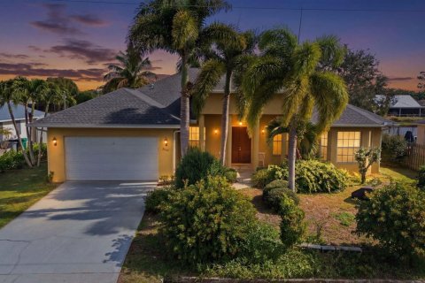 House in Port St. Lucie, Florida 5 bedrooms, 232.07 sq.m. № 2086976 - photo 2