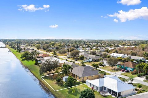 House in Port St. Lucie, Florida 5 bedrooms, 232.07 sq.m. № 2086976 - photo 9