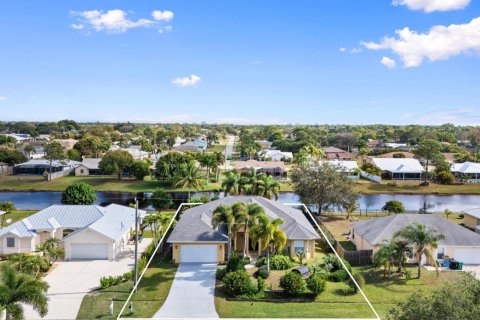 House in Port St. Lucie, Florida 5 bedrooms, 232.07 sq.m. № 2086976 - photo 3