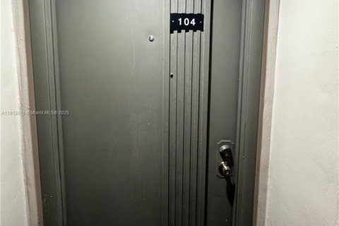 Снять в аренду кондоминиум в Майами, Флорида 1 спальня, 65.5м2, № 1969855 - фото 2