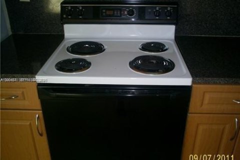 Condo in Miami, Florida, 3 bedrooms  № 2068995 - photo 10