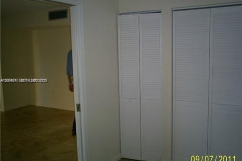 Condo in Miami, Florida, 3 bedrooms  № 2068995 - photo 8