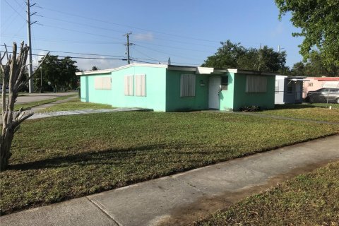 Villa ou maison à vendre à Opa-locka, Floride: 3 chambres, 104.61 m2 № 1977520 - photo 1