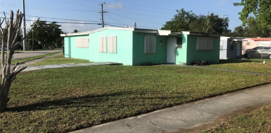 Villa ou maison à Opa-locka, Floride 3 chambres, 104.61 m2 № 1977520
