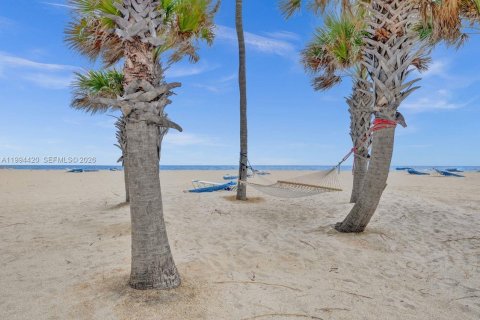 Купить кондоминиум в Форт-Лодердейл, Флорида 2 спальни, 117.43м2, № 2060833 - фото 29