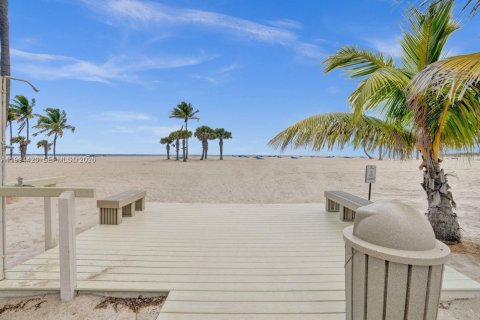 Купить кондоминиум в Форт-Лодердейл, Флорида 2 спальни, 117.43м2, № 2060833 - фото 27