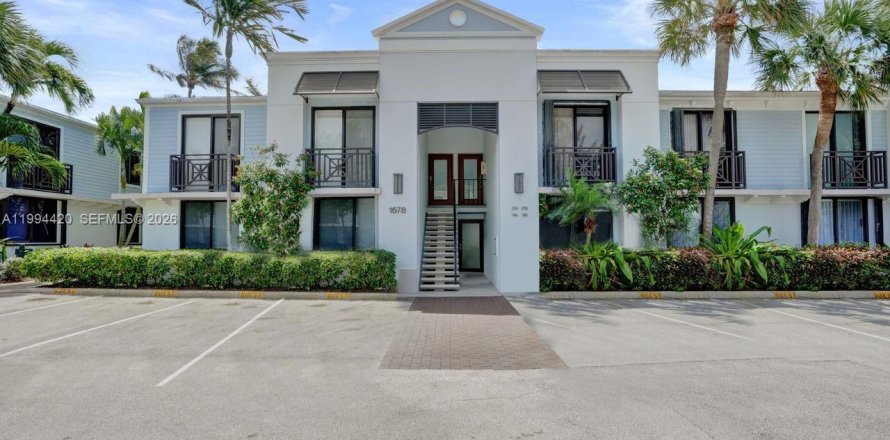 Кондоминиум с 2 спальнями в Форт-Лодердейл, Флорида № 2060833