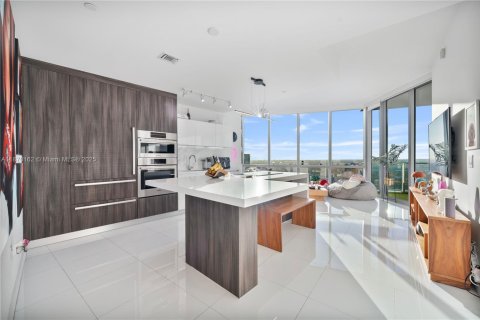 Condo in Miami, Florida, 1 bedroom  № 1895319 - photo 1