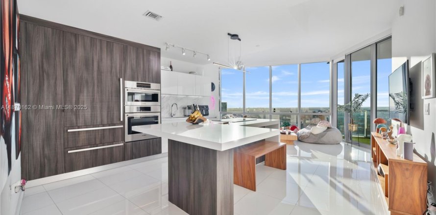 Condo in Miami, Florida, 1 bedroom № 1895319