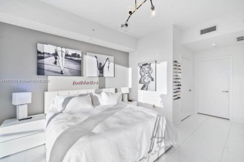 Condo in Miami, Florida, 1 bedroom  № 1895319 - photo 11