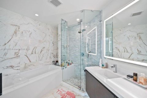 Condo in Miami, Florida, 1 bedroom  № 1895319 - photo 15