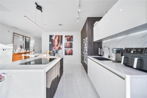Condo in Miami, Florida, 1 bedroom  № 1895319 - photo 3