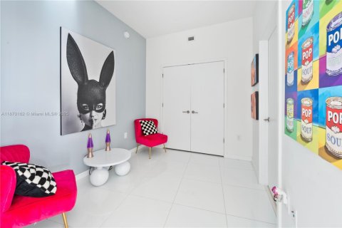 Condo in Miami, Florida, 1 bedroom  № 1895319 - photo 9