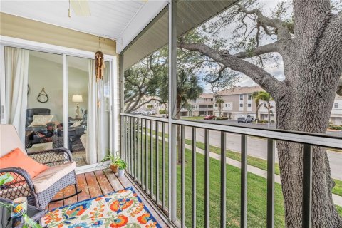 Condo in Treasure Island, Florida, 2 bedrooms № 2097296 - photo 24