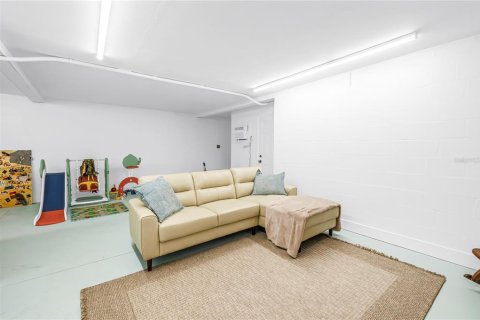 Condo in Treasure Island, Florida, 2 bedrooms № 2097296 - photo 27