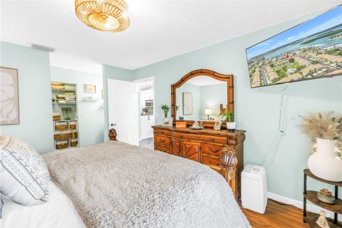 Condo in Treasure Island, Florida, 2 bedrooms № 2097296 - photo 17